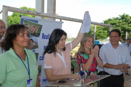 3539-mutuarios-assinam-contrato-de-casa-propria