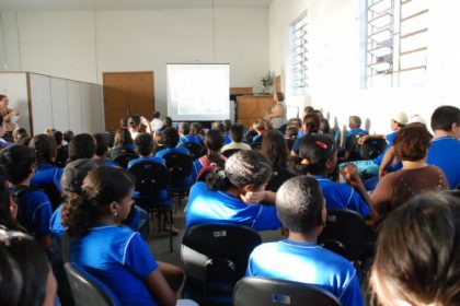 3712-departamento-de-educacao-no-transito-realiza-palestra-em-escola