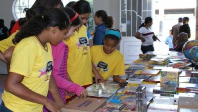 3719-4-feira-do-livro-apresenta-tres-mil-exemplares