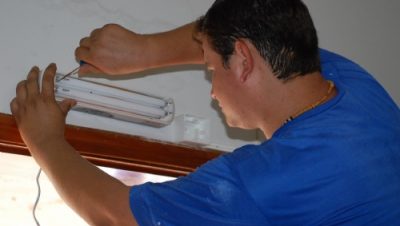 3750-caps-recebe-lampadas-para-saida-de-emergencia