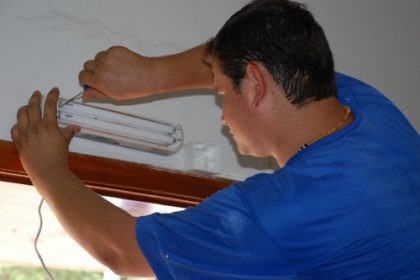 3750-caps-recebe-lampadas-para-saida-de-emergencia