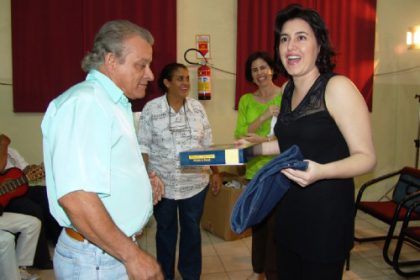385-simone-entrega-uniforme-para-orquestra-de-violeiros