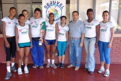 387-campeas-de-atletismo-sao-recebidas-por-secretario