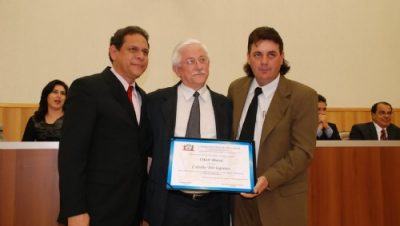 3953-secretario-de-administracao-recebe-titulo-de-cidadao-tres-lagoense