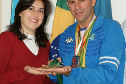 3962-simone-recebe-o-campeao-de-kickboxing-alex-ortiz