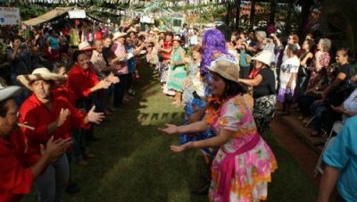 3998-festa-reune-500-idosos-no-centro-de-cuidados-diurnos-tia-nega