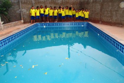 419-simone-tebet-inaugura-piscina-no-projeto-sos-crianca