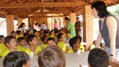421-simone-tebet-almoca-com-os-alunos-do-projeto-patrulha-florestinha