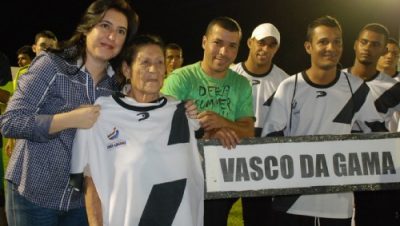 4240-simone-entrega-kits-uniformes-de-futebol