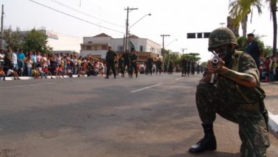 429-desfile-militar-leva-2-5-mil-pessoas-a-praca-da-bandeira
