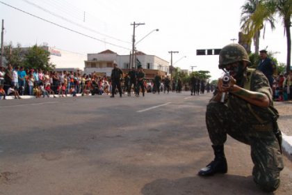 429-desfile-militar-leva-2-5-mil-pessoas-a-praca-da-bandeira