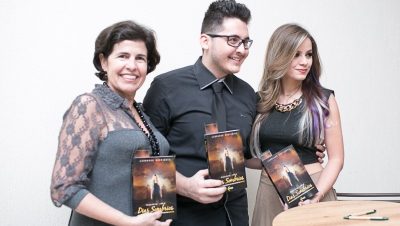 44936-prefeita-prestigia-lancamento-de-livro-de-jovem-tres-lagoense