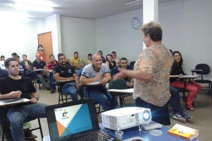 46594-secretaria-de-transito-realiza-palestras-com-maes-e-policiais