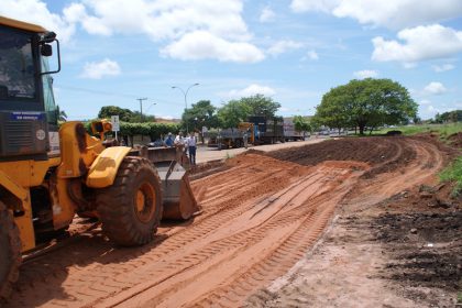 47659-secretario-acompanha-trabalho-realizado-no-estacionamento-das-feiras-livres