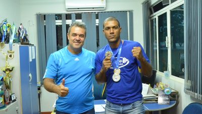 48013-secretario-de-esportes-com-o-boxeador-thiago-santos