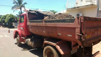 49157-caminhao-com-restos-de-asfalto