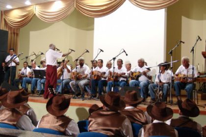 564-orquestra-de-violeiros-apresenta-se-em-arapua