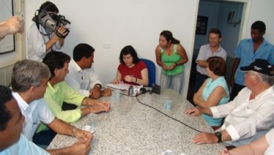 575-prefeita-oficializa-compra-de-area-para-creche-no-santos-dumont