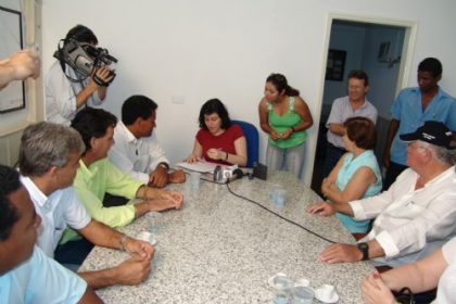 575-prefeita-oficializa-compra-de-area-para-creche-no-santos-dumont