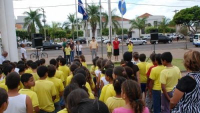 5853-escolas-municipais-participam-de-hasteamento-de-pavilhoes