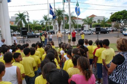 5853-escolas-municipais-participam-de-hasteamento-de-pavilhoes