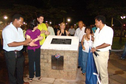 597-simone-inaugura-revitalizacao-de-praca-e-anuncia-novos-investimentos
