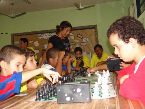 Menino jogar xadrez. sem rosto