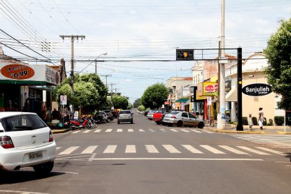 60487-semaforo-proximo-a-caixa
