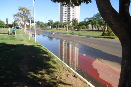 62145-vazamento-de-esgoto-ao-lado-da-lagoa