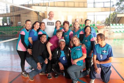 63563-atletas-do-volei-com-ex-jogador-tande-2