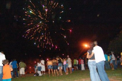 649-chegada-de-2006-e-recebida-com-show-pirotecnico