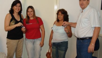 654-prefeita-entrega-motos-sorteadas-na-campanha-natal-feliz