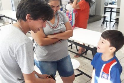 67894-guilherme-leles-com-aluno-da-escola-municipal-julio-fernandes-colino