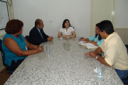 687-prefeita-recebe-visita-do-gerente-executivo-do-inss
