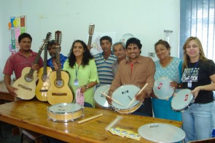 713-companhias-de-reis-recebem-instrumentos