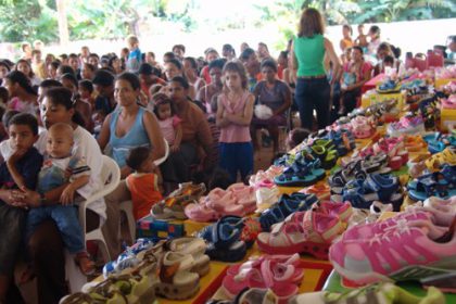 810-criancas-do-colo-de-mae-recebem-calcados