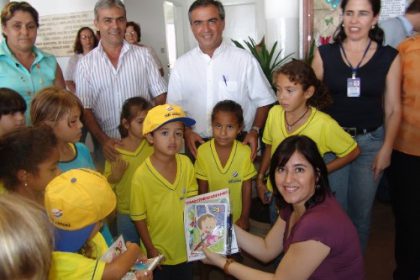 881-prefeita-entrega-materiais-escolares-e-uniformes-para-alunos-da-reme