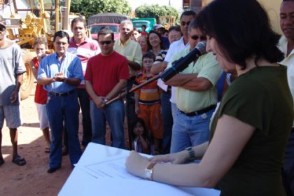 899-prefeita-lanca-obra-de-pavimentacao-na-vila-piloto