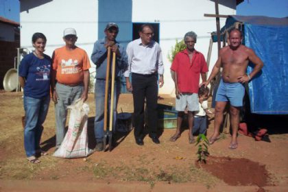 960-bairro-jupia-recebe-plantio-de-mudas