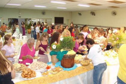 972-cha-beneficente-marca-campanha-do-agasalho-2006