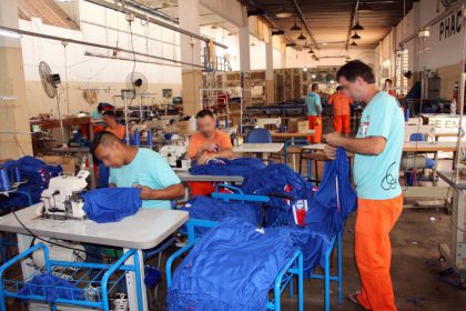 Detentos confeccionando uniformes