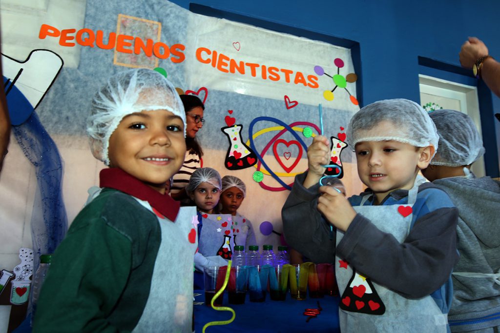 Famílias se encantam com Apresentação do Projeto “Pequenos Cientistas ...